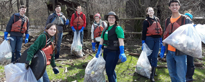 Students participating Alternative Breaks