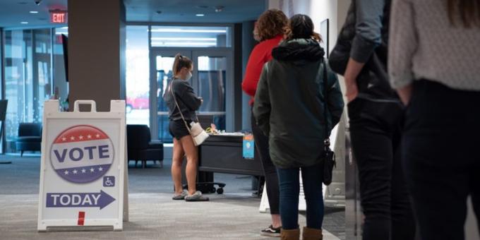 picture of line on election day